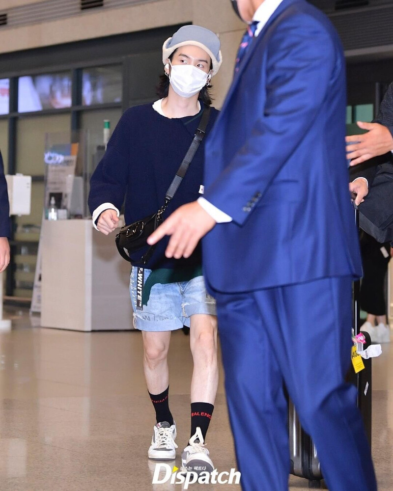 221001 BTS Suga at Incheon International Airport documents 4