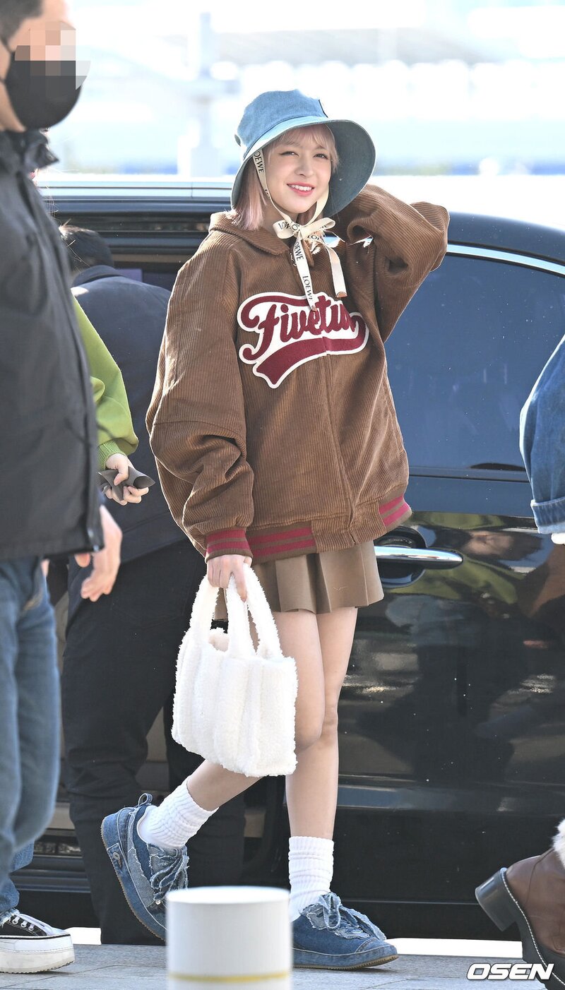 221127 NMIXX Lily at Incheon airport departure to Japan for 2022 MAMA AWARDS documents 1