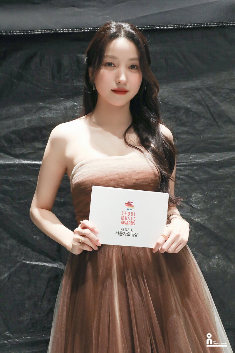 230201 OUI Entertainment Naver Post - Kim Sowon at The 32nd Seoul Music Awards Behind documents 16