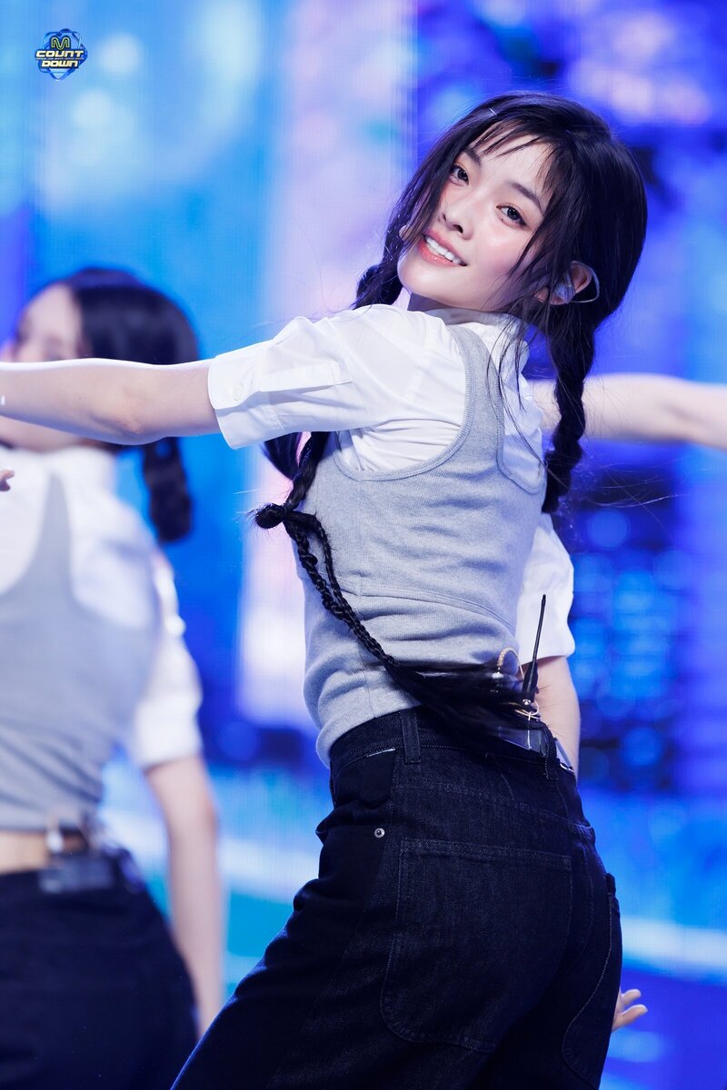 240328 ILLIT Iroha - 'Magnetic' and 'My World' at M Countdown documents 10
