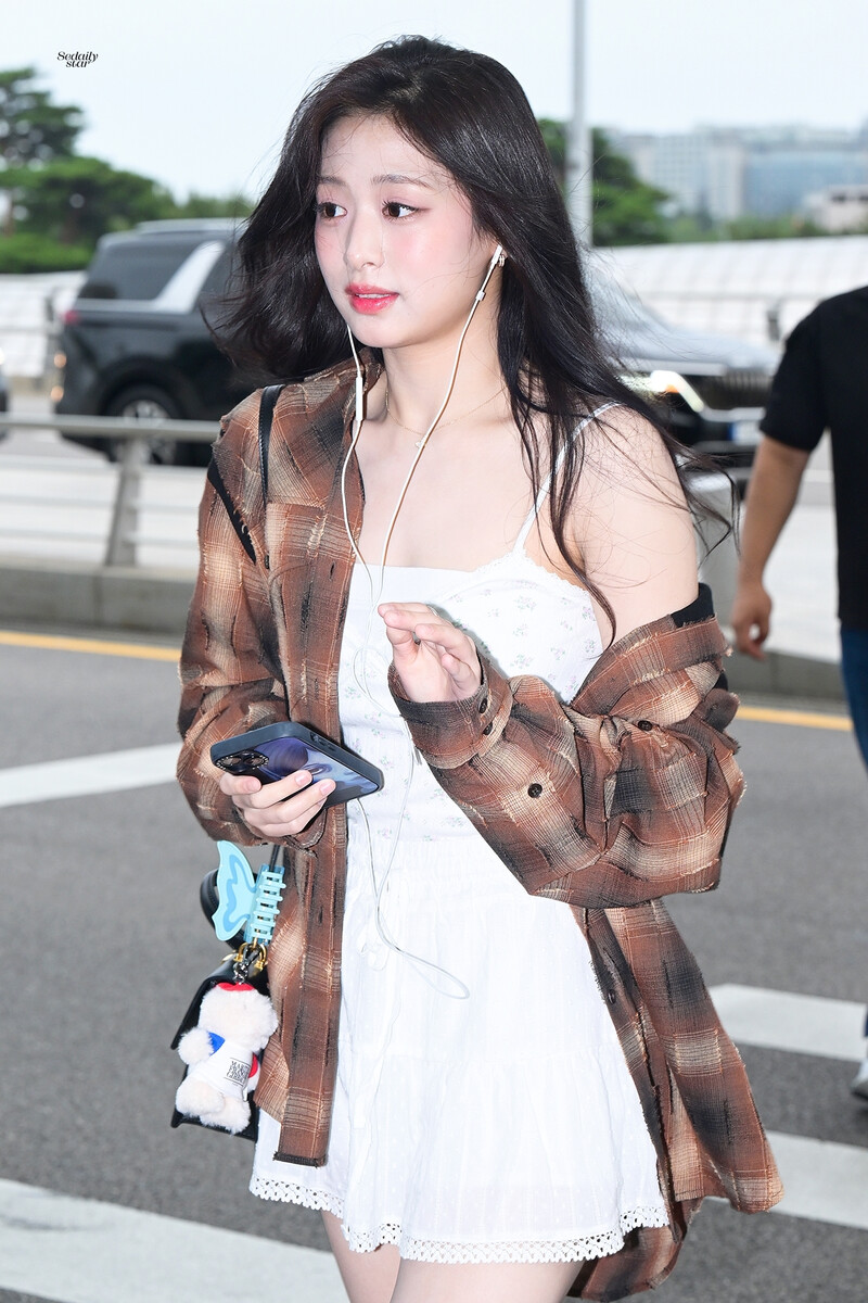 240729 BABYMONSTER Ahyeon at Incheon International Airport documents 3