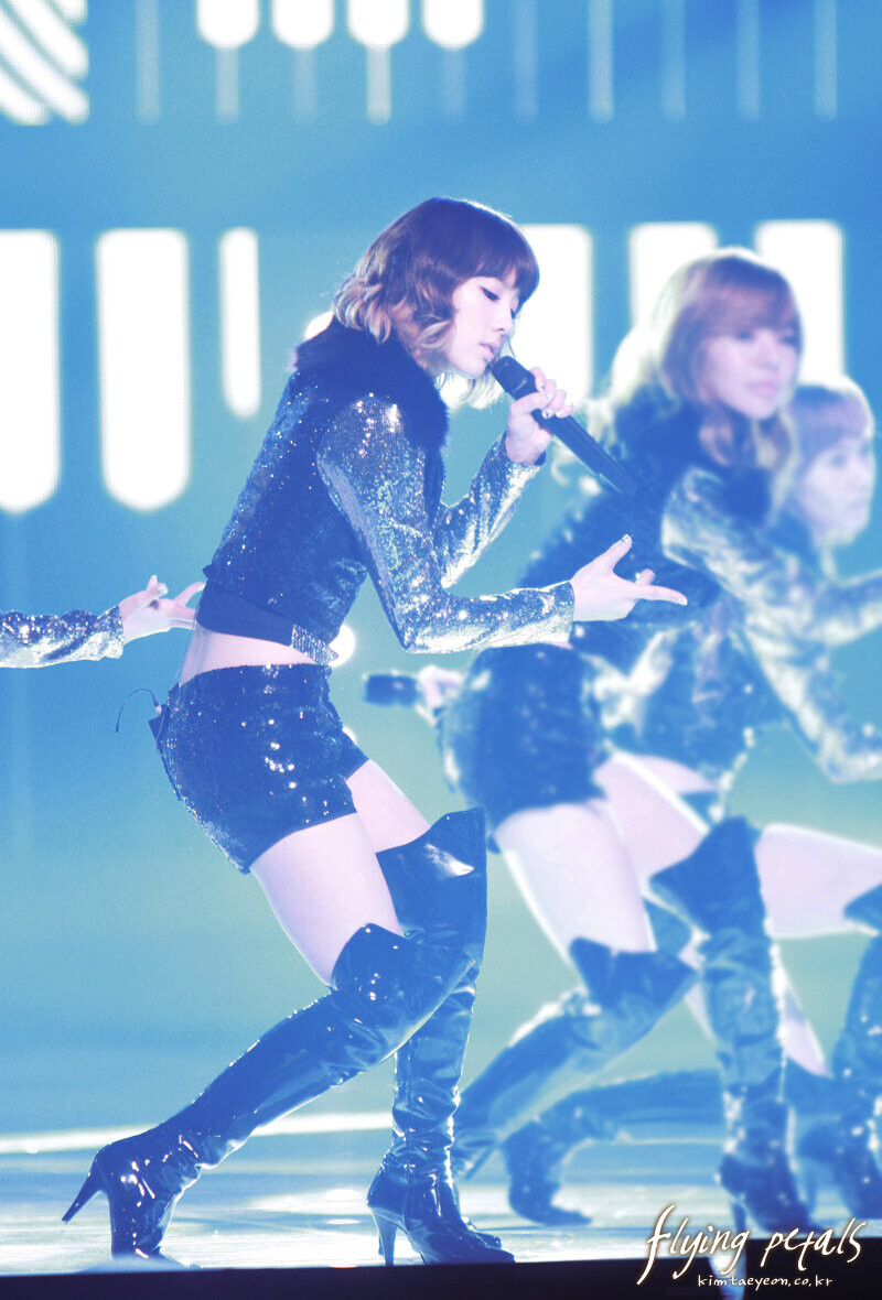 101230 Girls' Generation Taeyeon at SBS Gayo Daejeon documents 4