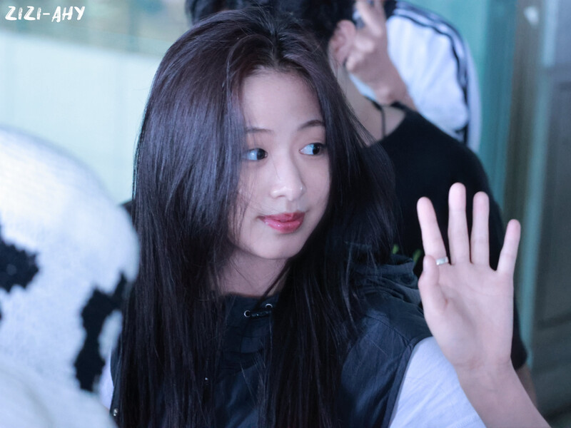 240801 BABYMONSTER Ahyeon at Airport documents 1