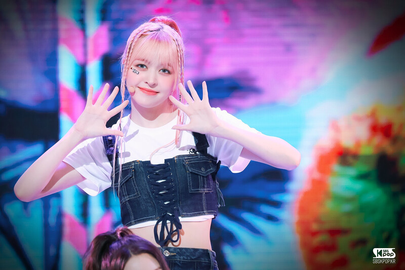 230326 NMIXX Lily - 'Young, Dumb, Stupid' at Inkigayo documents 2