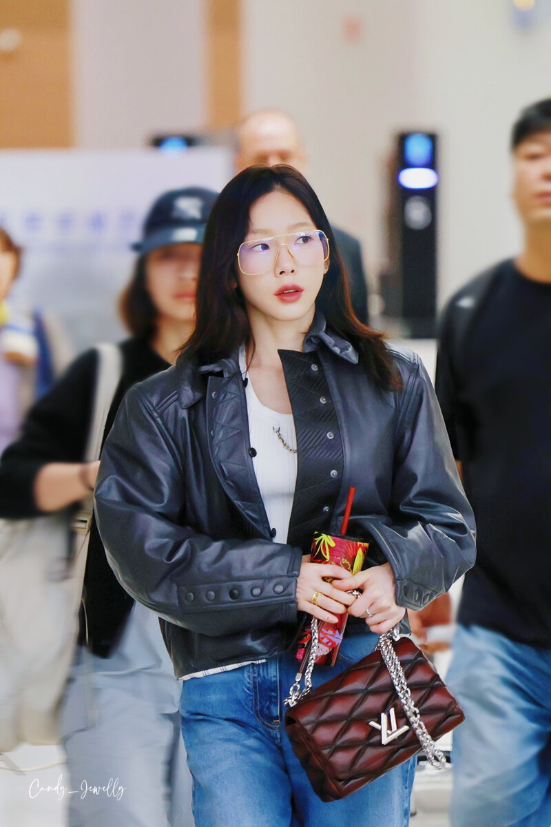 231004 Taeyeon - Incheon International Airport documents 22