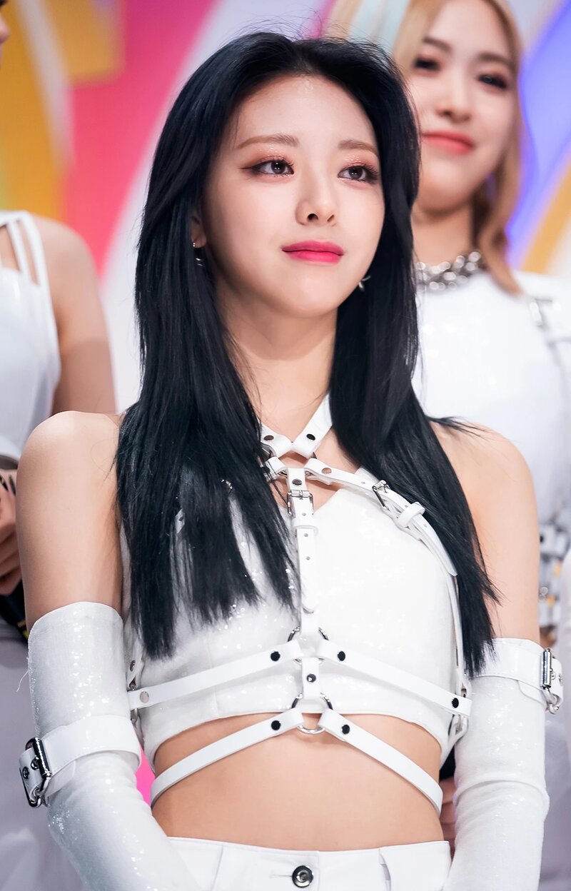 210502 ITZY 'Mafia In the morning' at Inkigayo documents 24