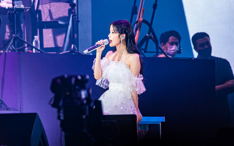 220918 IU - 'The Golden Hour' Concert documents 11