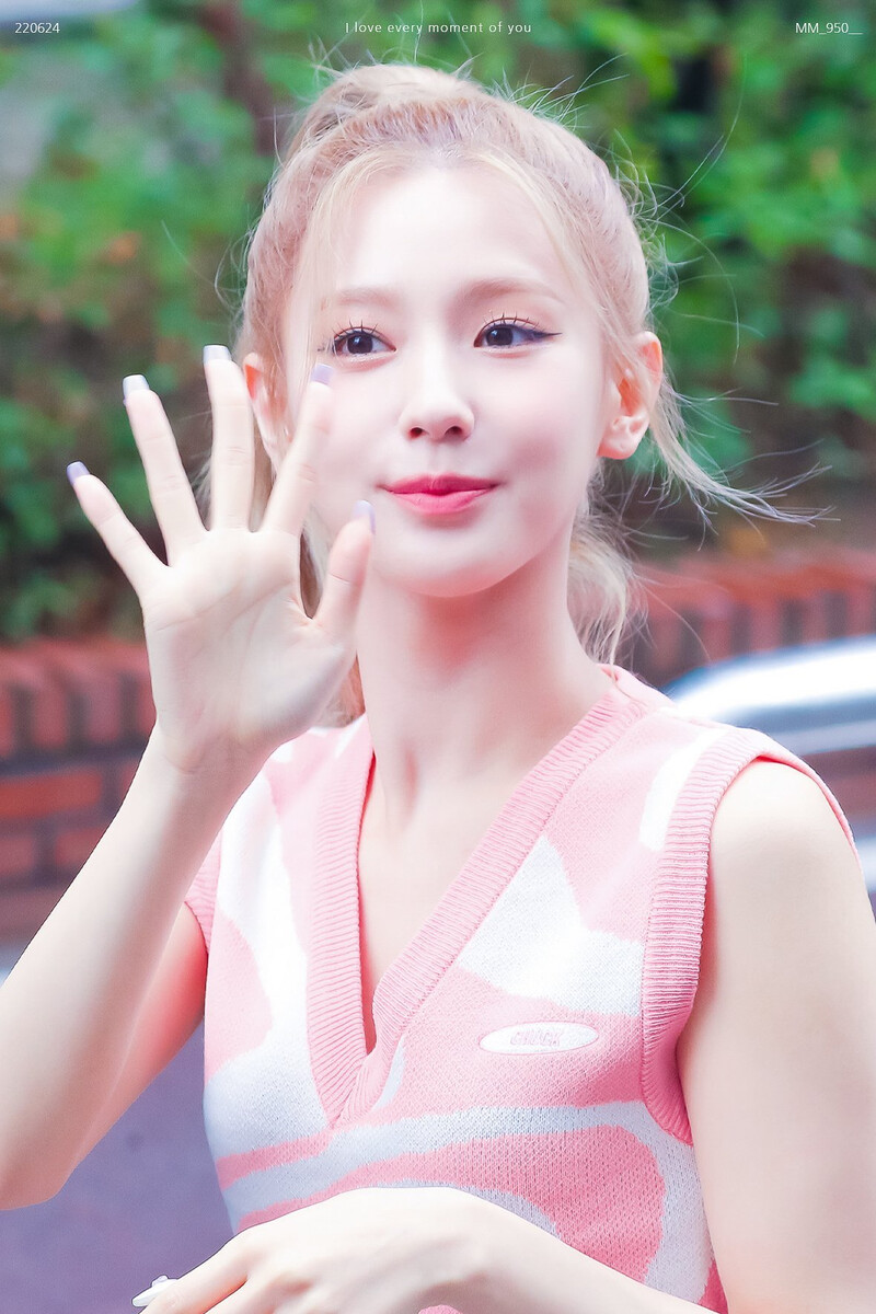 220624 (G)I-DLE Miyeon - Music Bank Commute documents 1