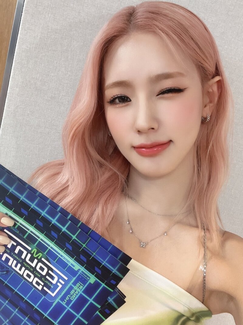220707 (G)I-DLE Twitter Update - Miyeon | kpopping