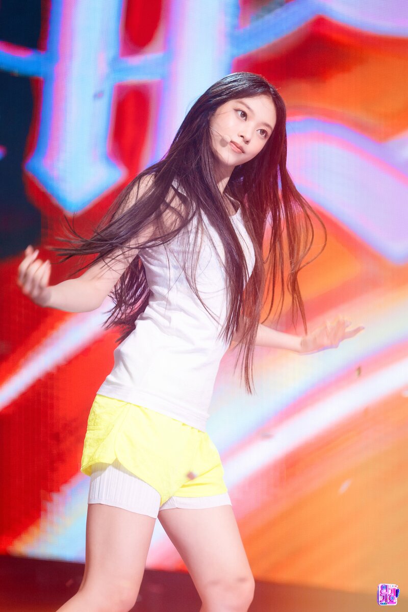 220814 NewJeans Haerin - 'Attention' at Inkigayo documents 10