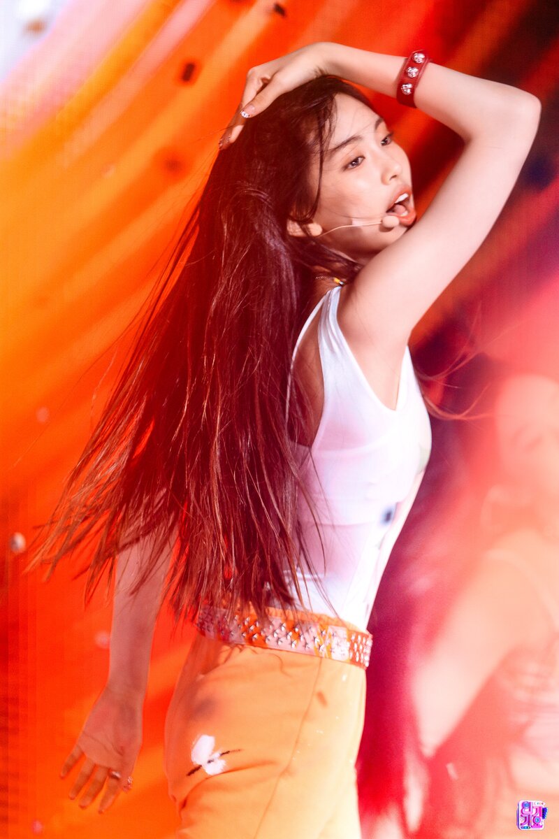 220814 NewJeans Hyein - 'Attention' at Inkigayo documents 7