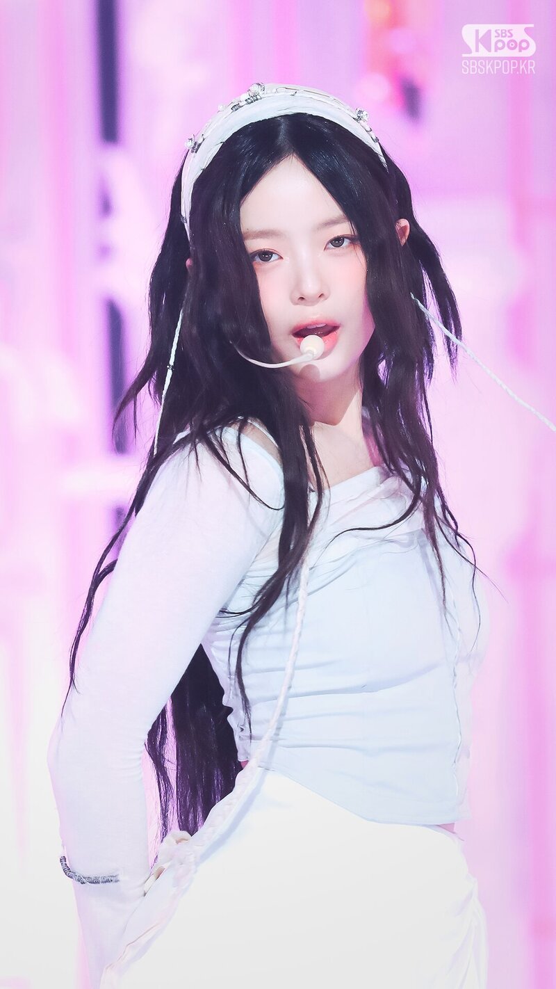 230723 NewJeans Hanni - 'Cool With You' at Inkigayo documents 3