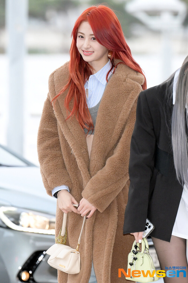 231126 LE SSERAFIM Yunjin at Incheon International Airport documents 2