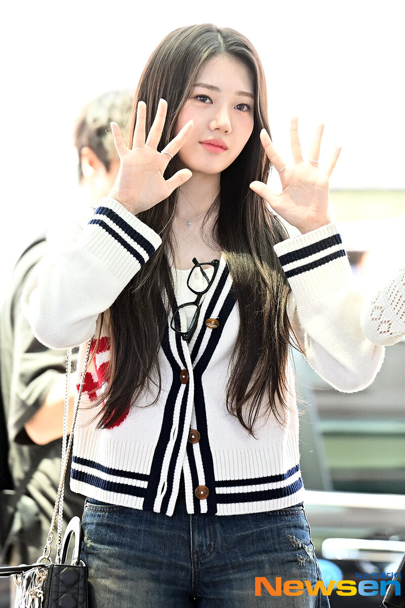 240606 BABYMONSTER Rora at Incheon International Airport documents 7