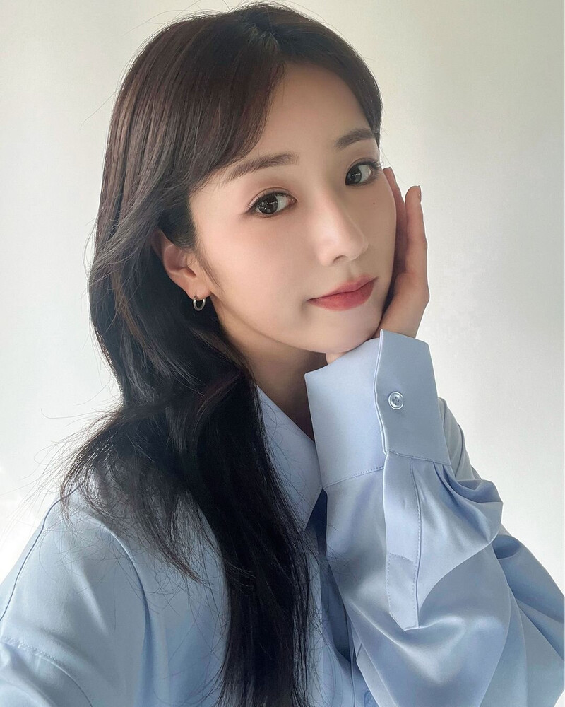 240708 APINK Instagram update with BOMI documents 4