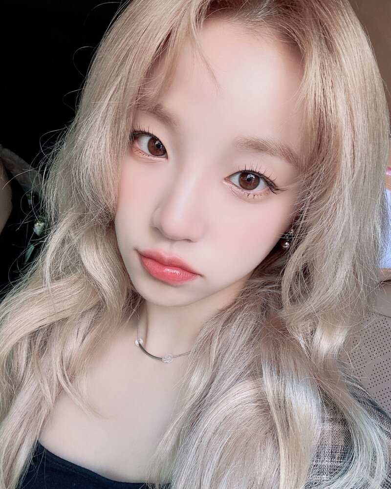 231030 - (G)I-DLE Twitter Update with YUQI | kpopping