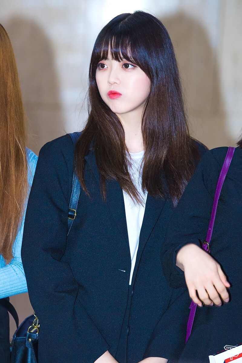 180514 Weki Meki Suyeon at Gimpo Airport documents 2