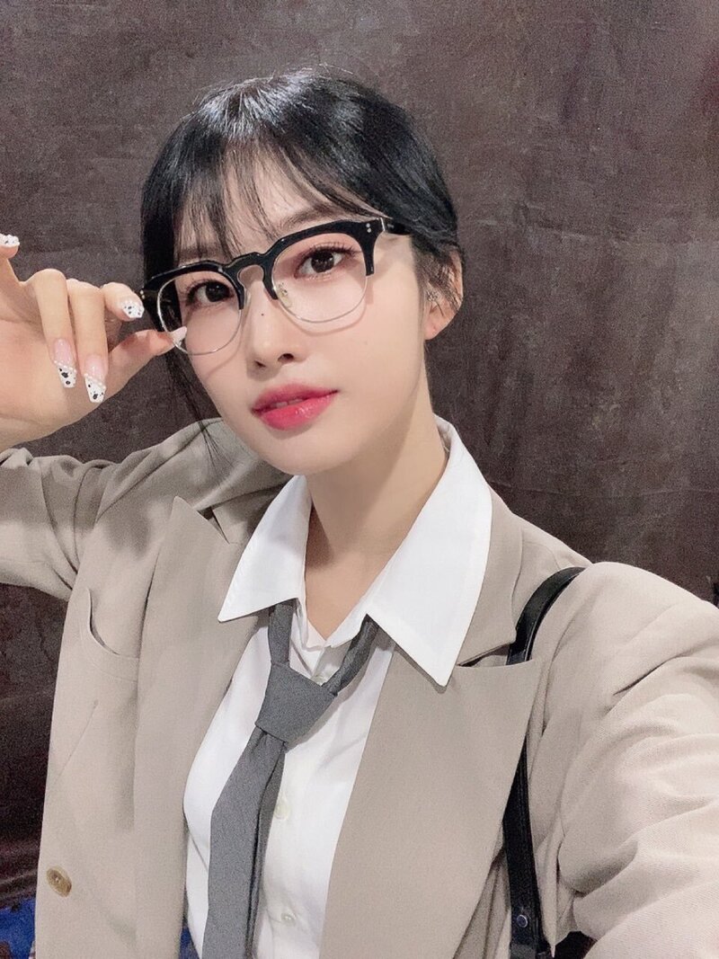 210727 EVERGLOW Twitter Update - Sihyeon documents 1