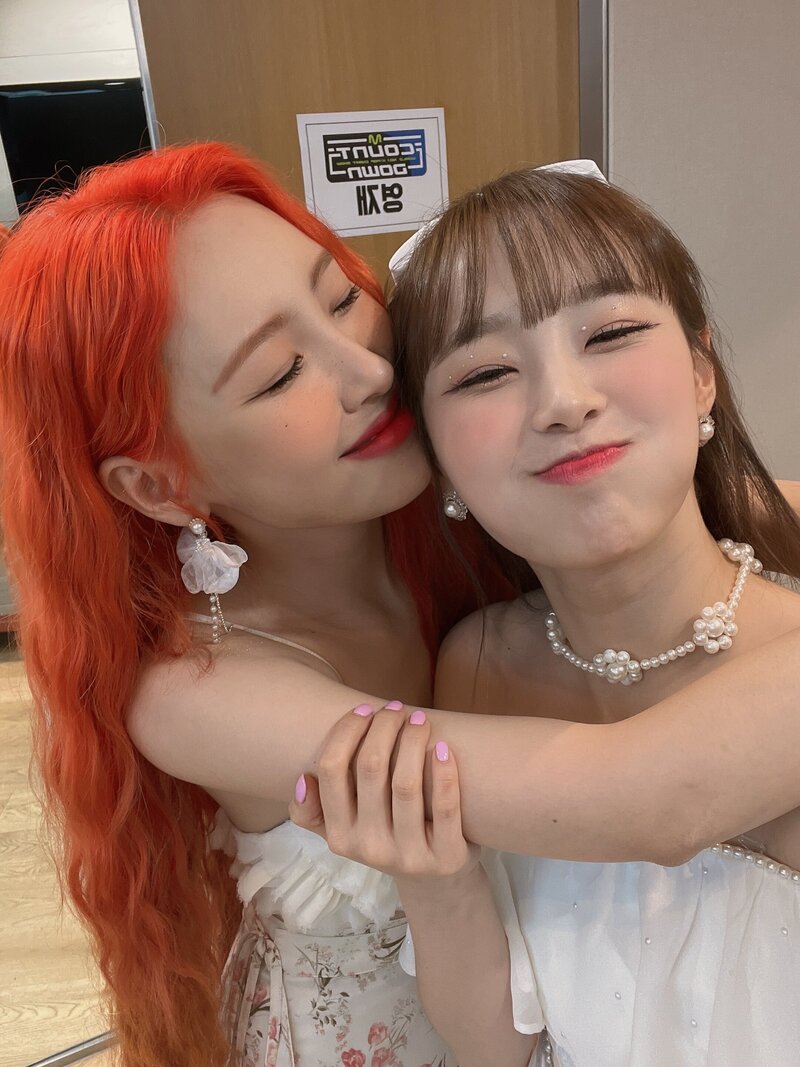 220703 LOONA Twitter Update - Chuu with Sunmi documents 5