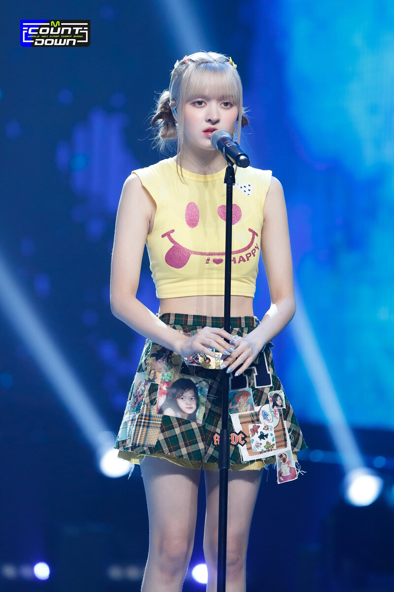 220922 NMIXX Lily - 'DICE' & 'COOL (Your rainbow)' at M COUNTDOWN documents 13