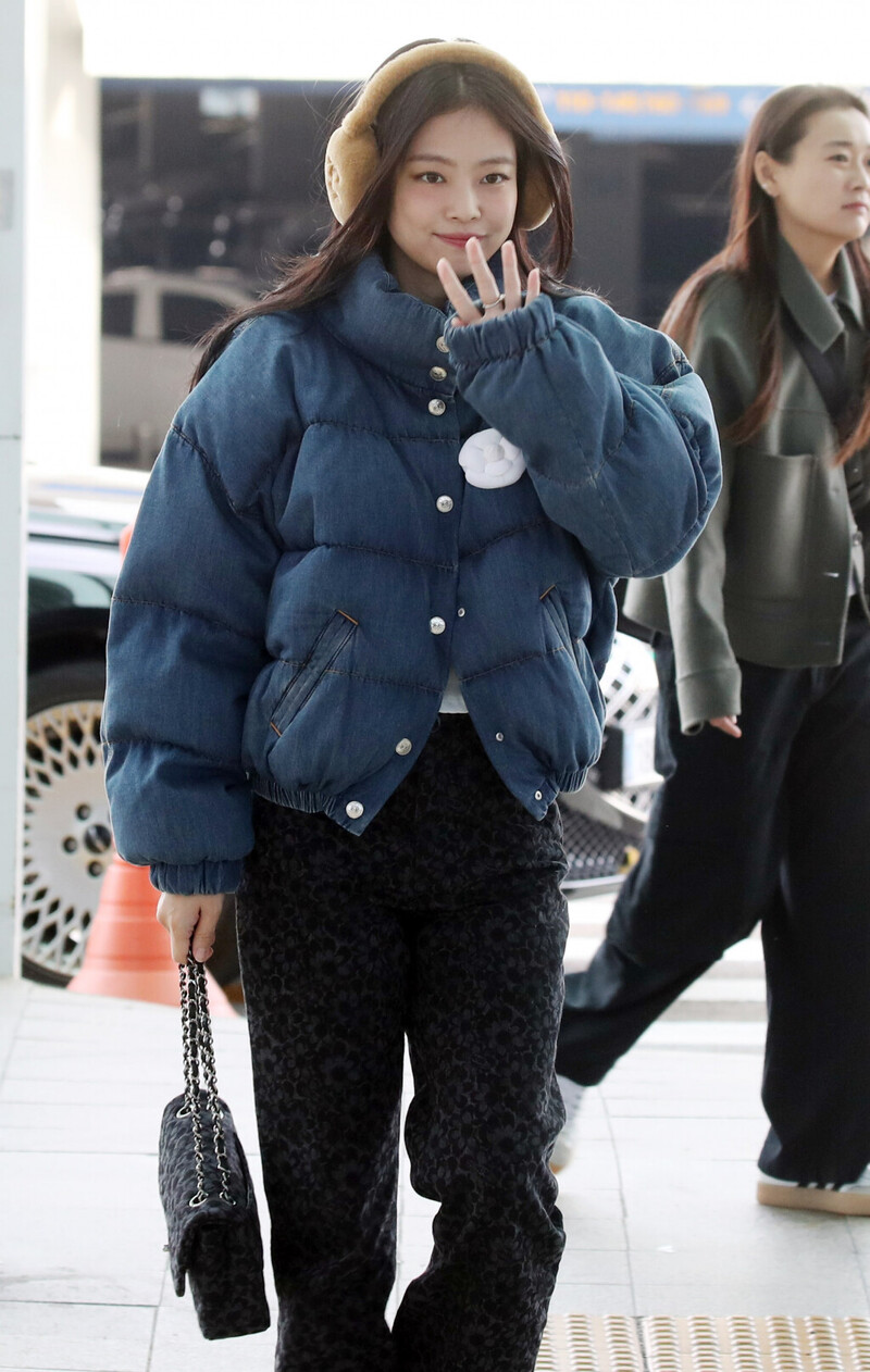 241110 JENNIE at Incheon Airport documents 1