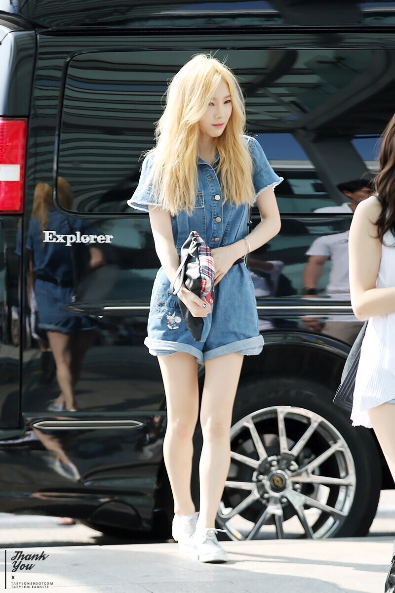 150610 Girls' Generation Taeyeon at Incheon Airport documents 29