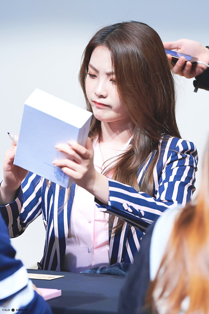 180401 Weki Meki Lucy at Songpa 'Lucky' Fansign documents 5