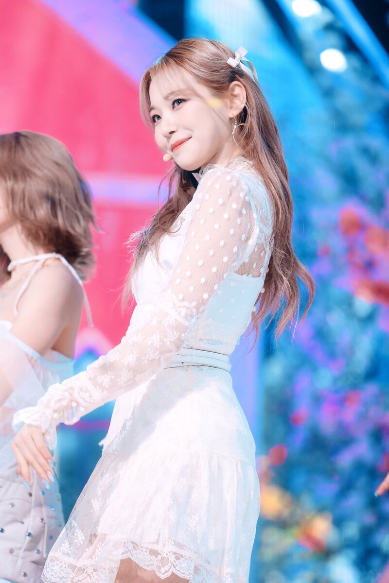 220123 fromis_9 Jiheon - 'DM' at Inkigayo documents 17