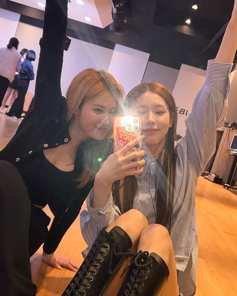 220528 Miyeon Instagram Update - Miyeon with TWICE Sana documents 1