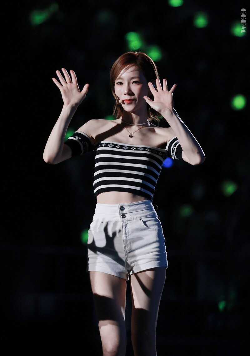 220820 Taeyeon at SMTOWN LIVE 2022: SMCU EXPRESS documents 1