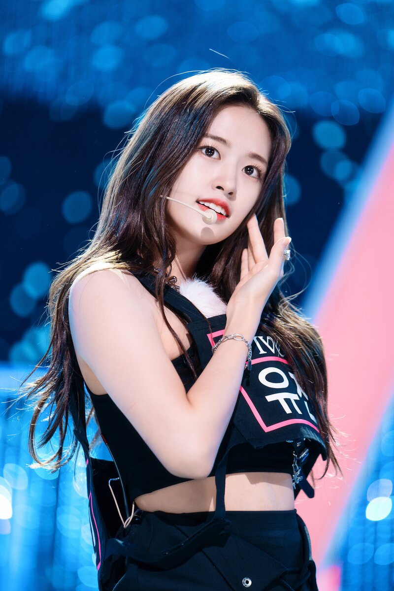 220828 IVE Yujin - 'After Like' at Inkigayo documents 8
