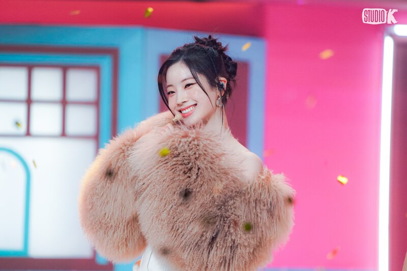 240222 - KBS Kpop Twitter Update with DAHYUN - 'SET ME FREE' Music Bank Behind Photo documents 4