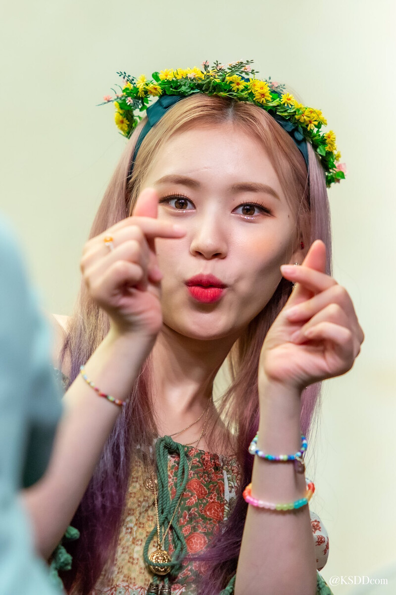 190825 Weki Meki Elly at 'WEEK END LOL' Mapo Fansign documents 1