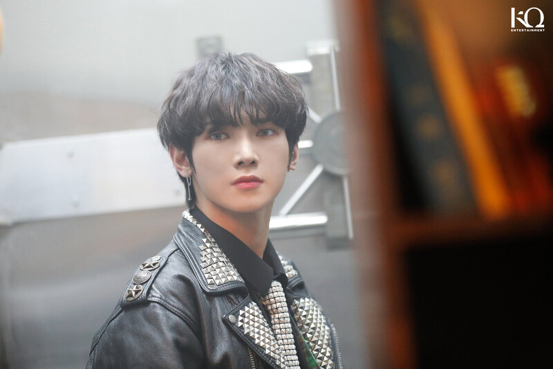 220220 - Naver - Don't Stop MV Behind The Scenes documents 22