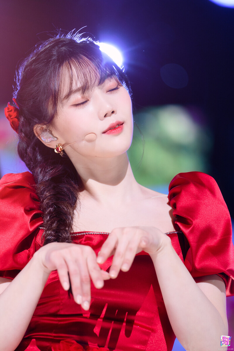 220403 OH MY GIRL Hyojung - 'Real Love' at Inkigayo documents 14