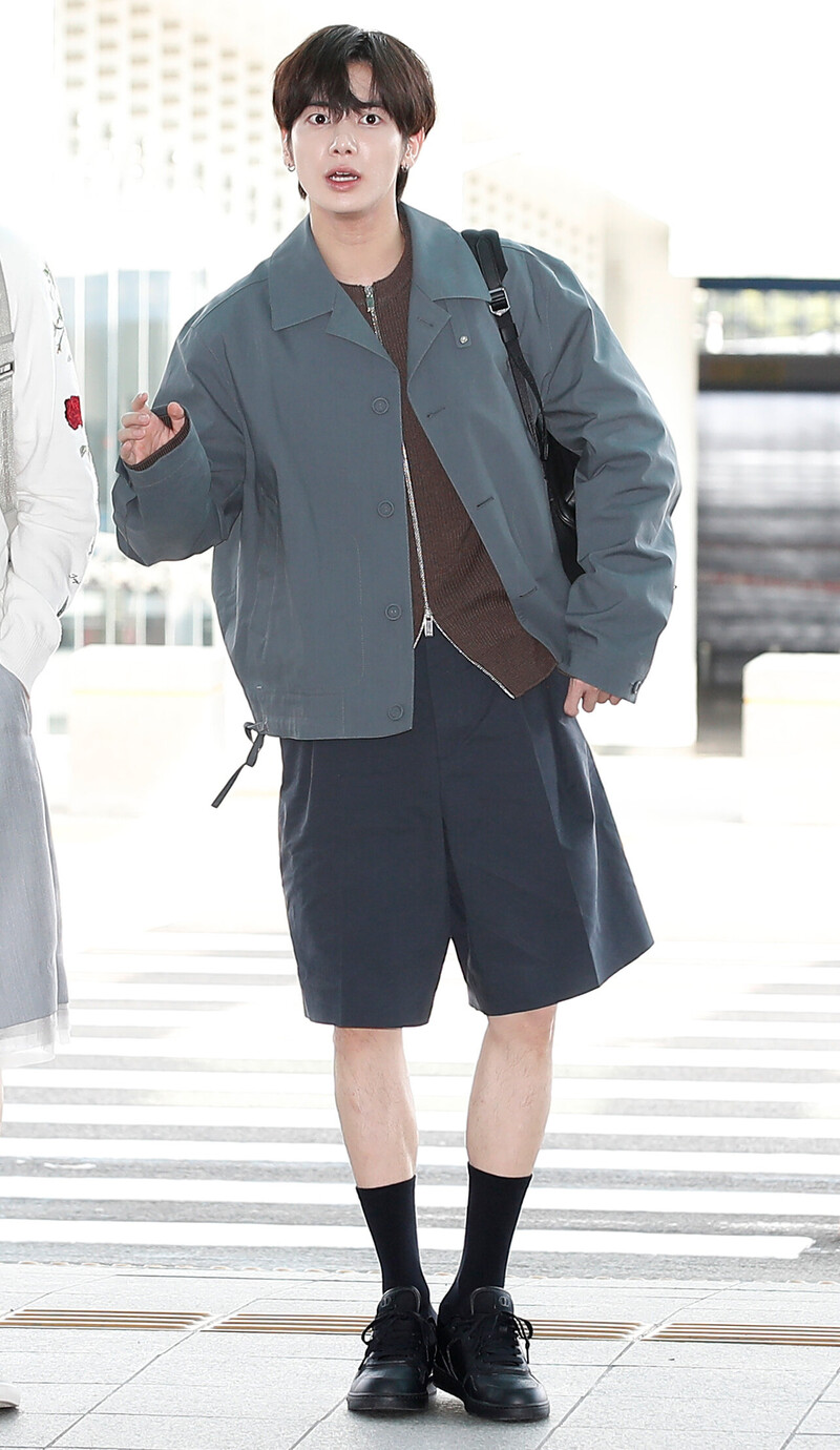 240619 TXT Taehyun at Incheon International Airport documents 4