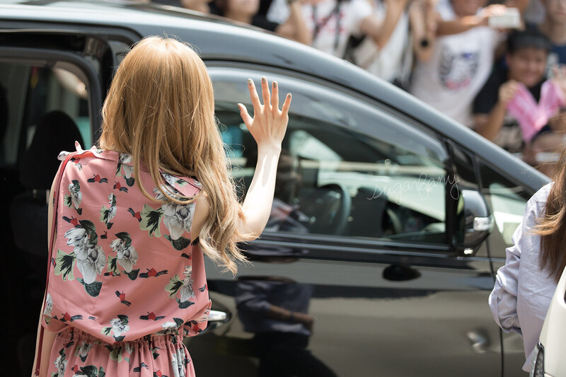 140802 Girls' Generation Tiffany at Hong Kong Airport documents 4