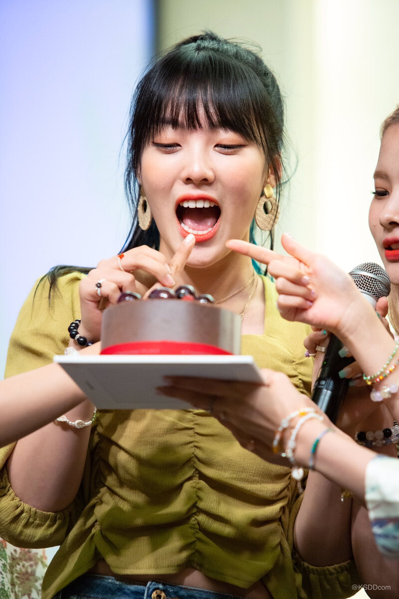 190825 Weki Meki Lucy at 'WEEK END LOL' Mapo Fansign documents 2