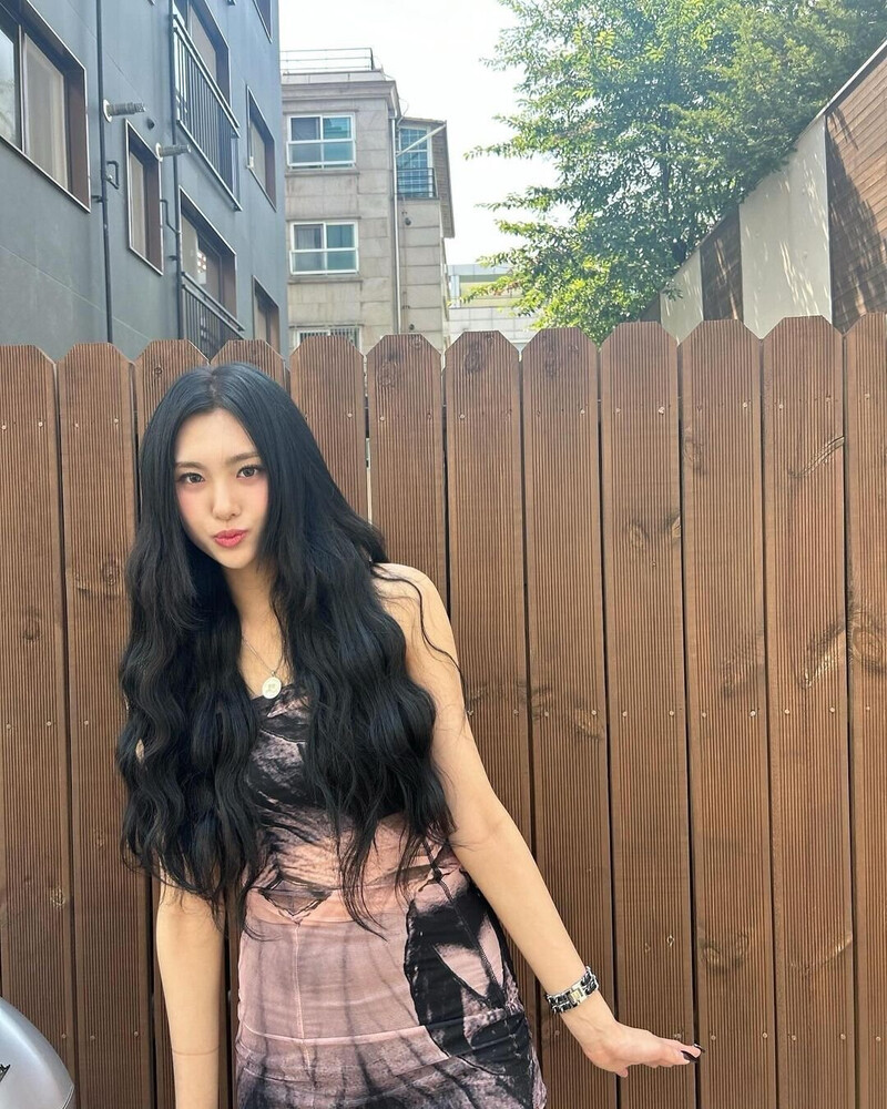 240619 EVERGLOW Aisha Instagram Update documents 5