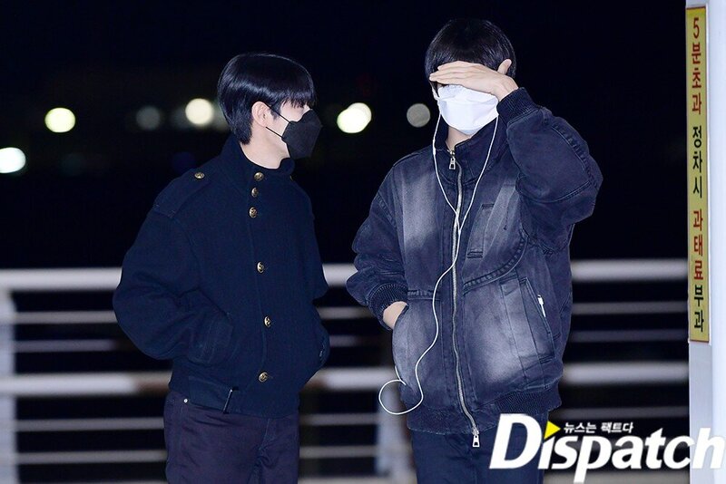 221014 NCT Dream Jisung and Renjun at Incheon International Airport documents 3