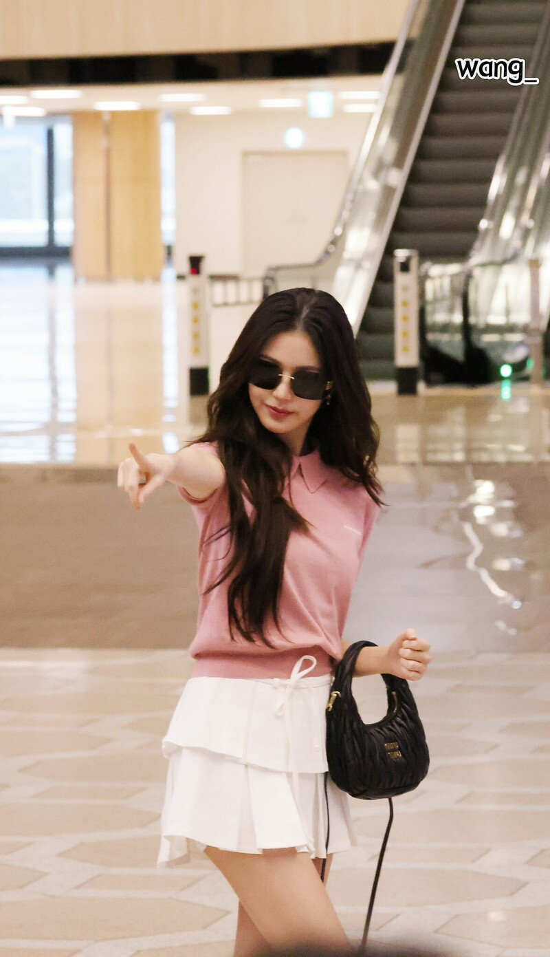 240921 IVE Wonyoung at Gimpo International Airport documents 5