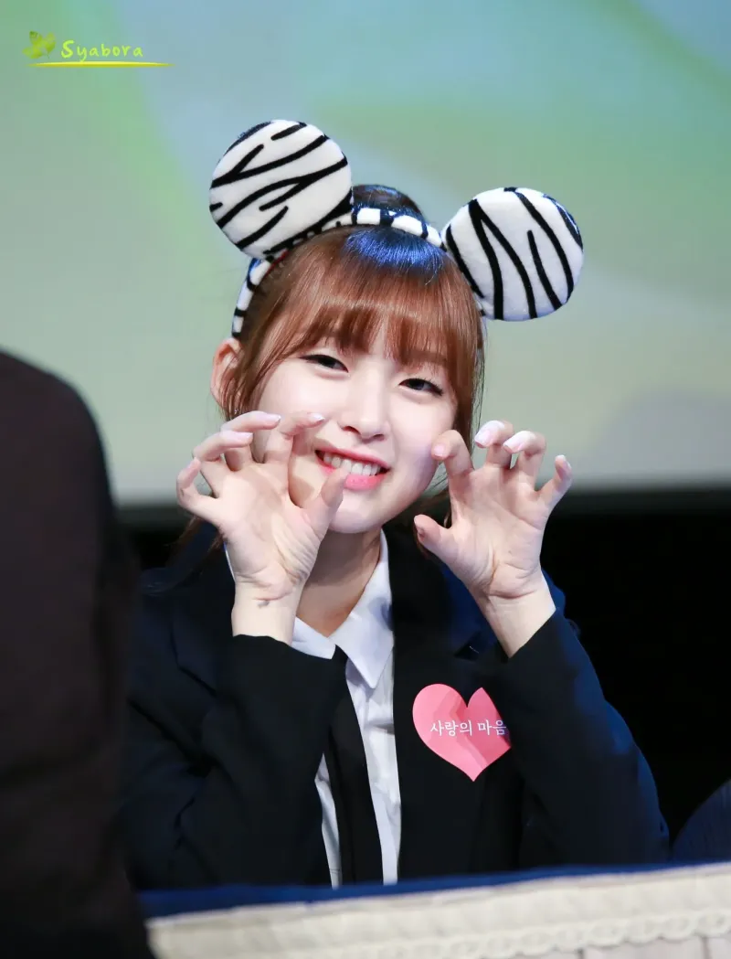 160402 오마이걸 명동 팬사인회 아린 (9).jpg