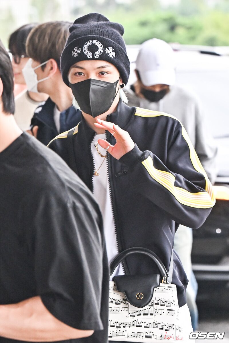 230830 Stray Kids Felix at Gimpo International Airport documents 6