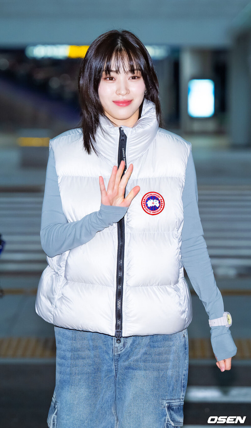 231103 ITZY Ryujin at Incheon International Airport documents 2