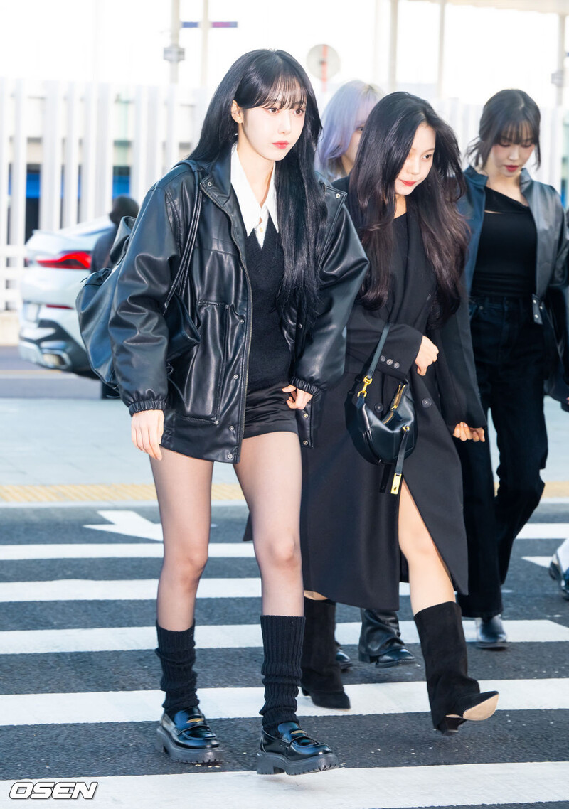 250102 GFRIEND at Incheon International Airport documents 3