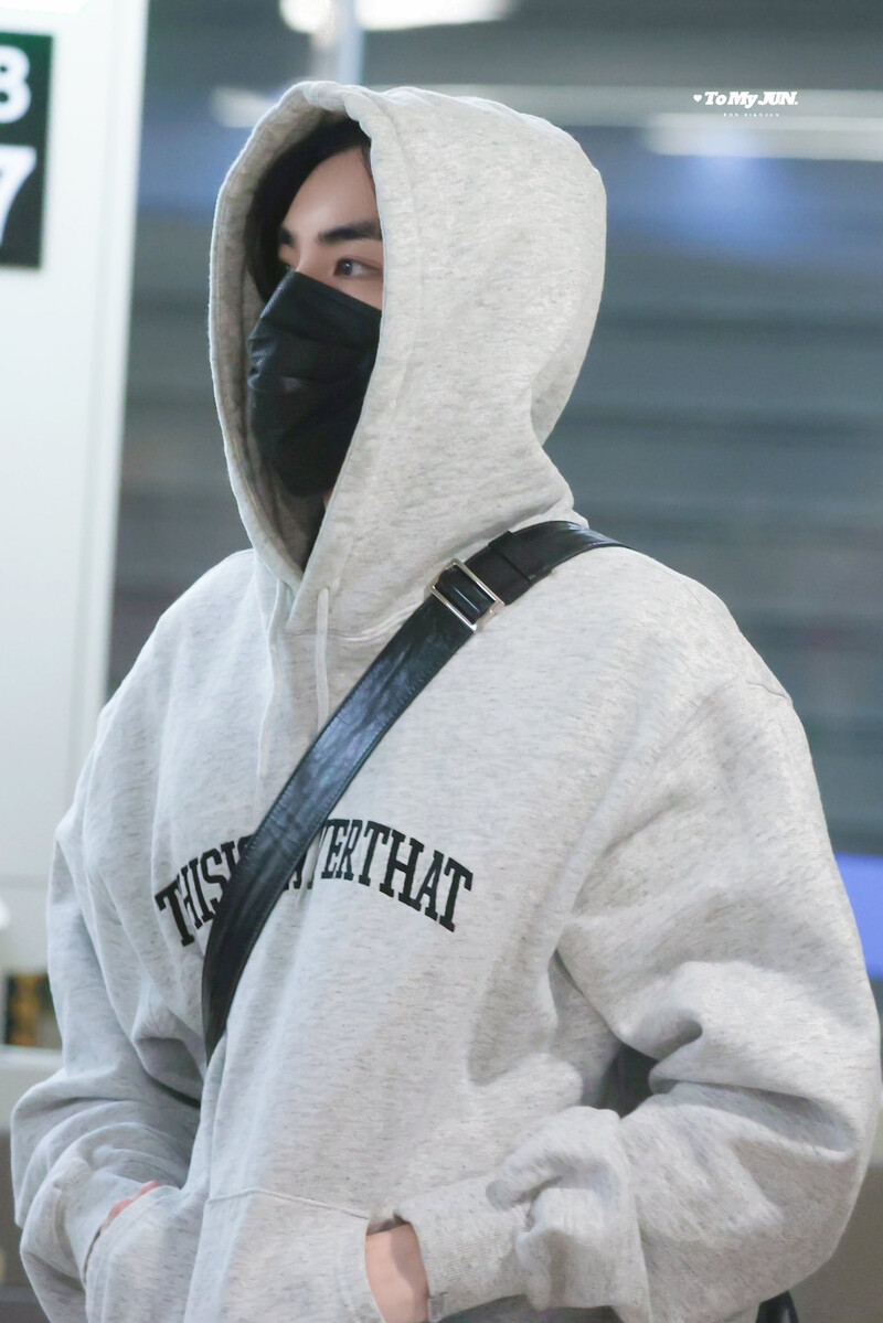 250105 WayV Xiaojun at Incheon International Airport documents 1