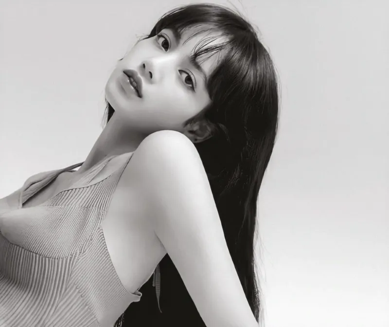 5-BLACKPINK-Lisa-Allure-Korea-Magazine-June-2020-Issue-Cover.jpeg