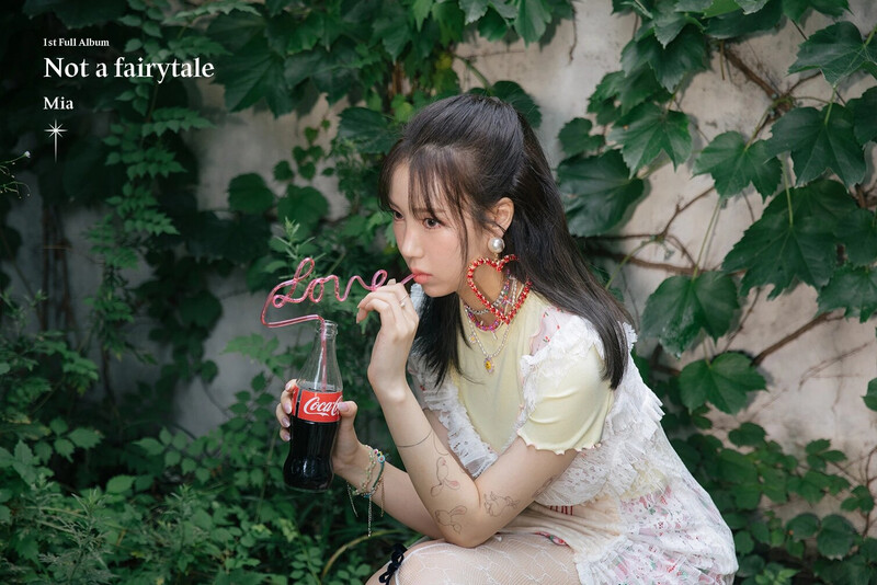 Mia - Not A Fairytale 1st Full Album Jacket Behind photos documents 7