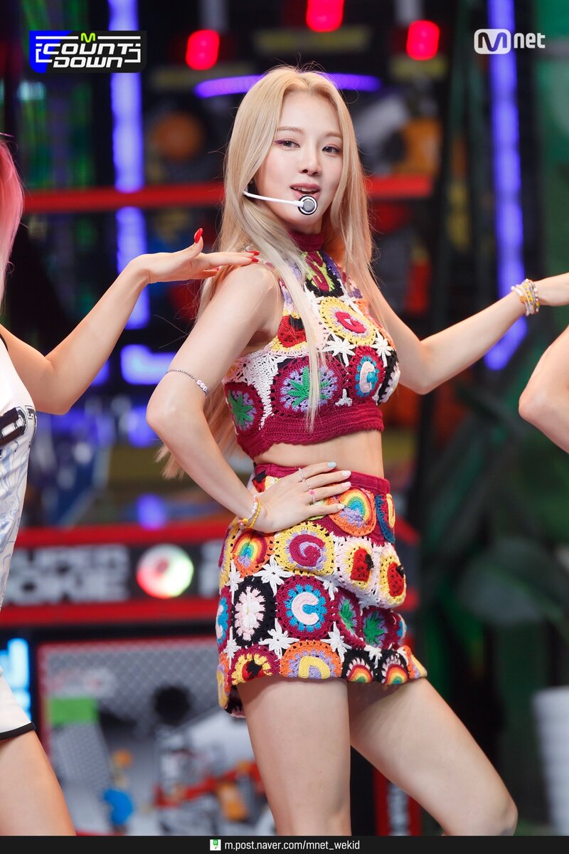 210812 HYO & BIBI Performing "Second" at M Countdown | Naver Update documents 16