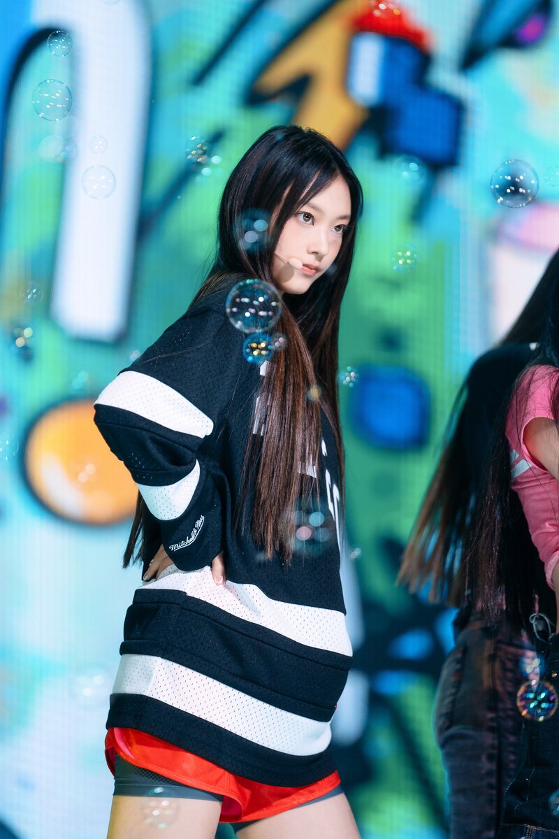 220807 NewJeans Haerin 'Attention' at Inkigayo documents 13